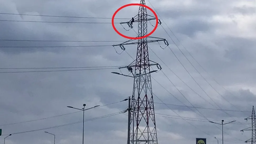 Un bărbat a amenințat că se aruncă de pe un stâlp de înaltă tensiune din Focșani - FOTO/VIDEO