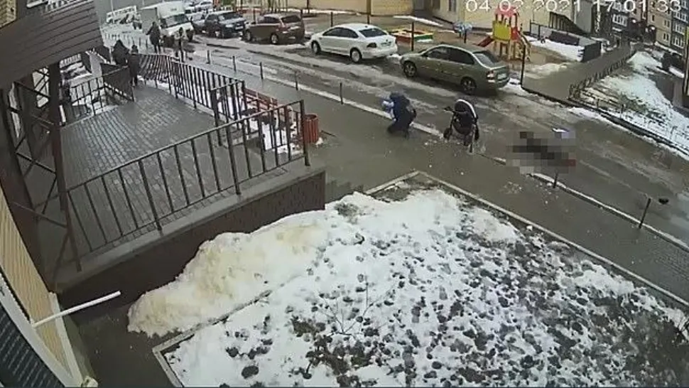Un bărbat s-a aruncat de pe bloc și a aterizat peste un bebeluș aflat în cărucior. Ambii au murit pe loc