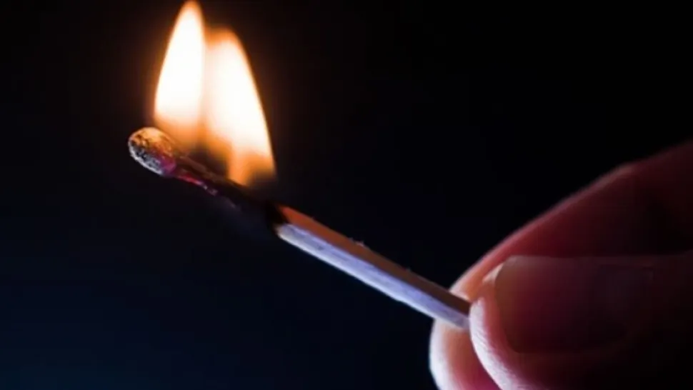 Bărbatul a suferit arsuri la nivelul ambelor mâini şi la nivelul coapsei drepte