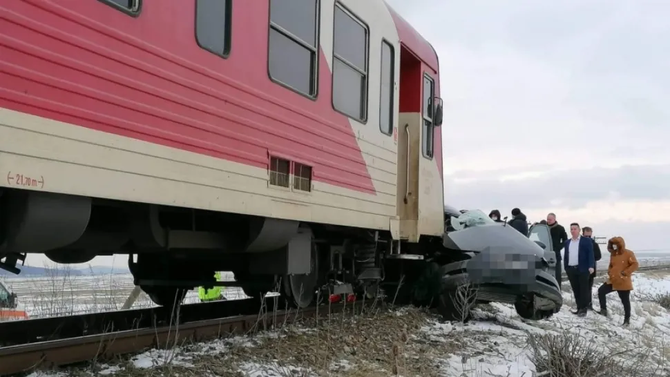 Autoturism spulberat de tren (foto: ISU Iasi)