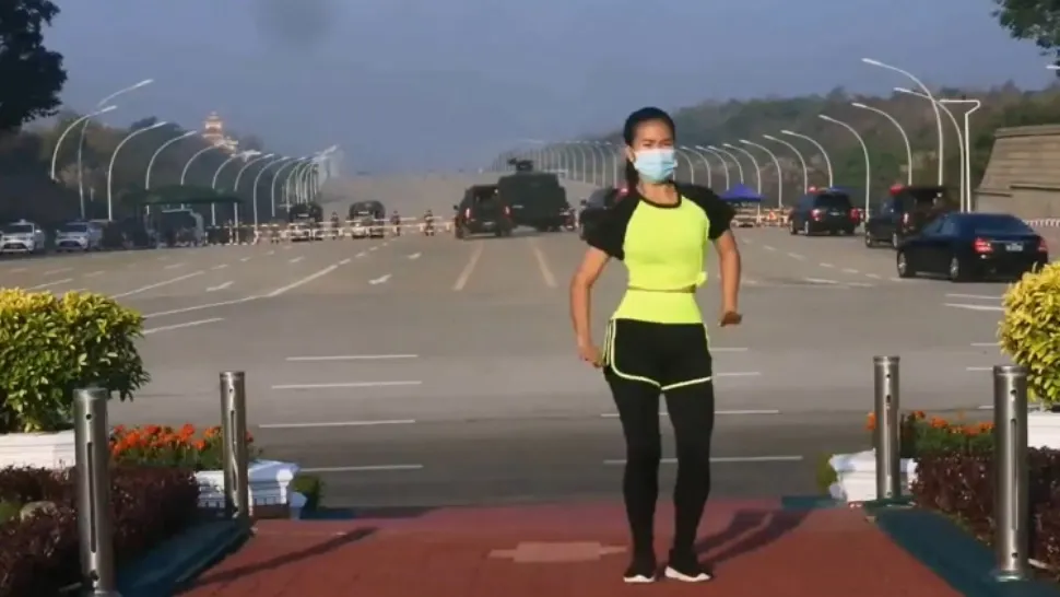 Imagini incredibile - O profesoară de zumba își susține ora în aer liber în timpul loviturii militare din Myanmar Foto: Twitter.com