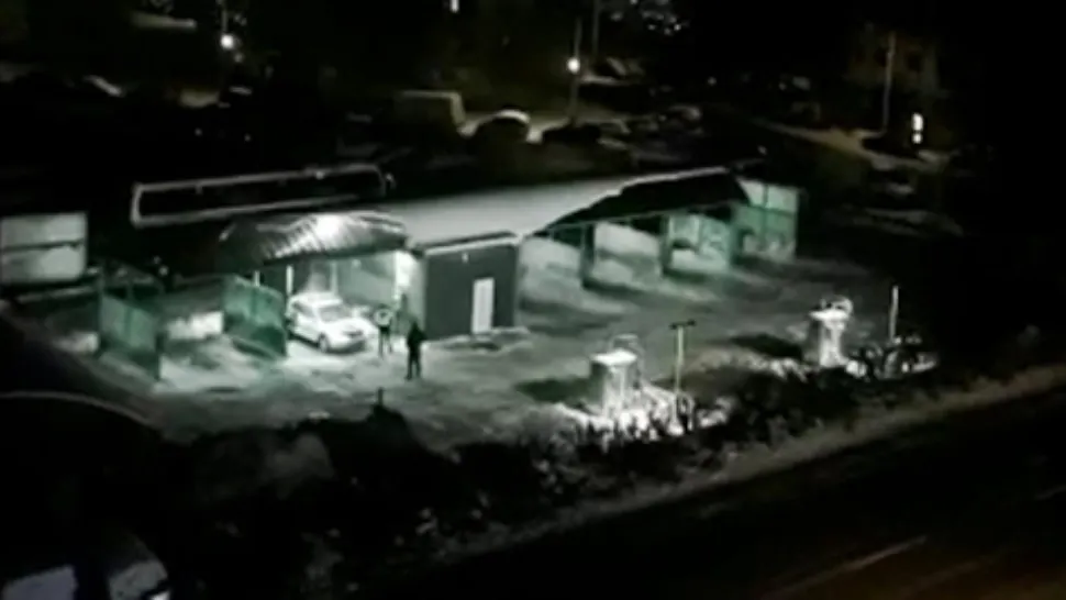 VIDEO | Cum se spală, mai nou, mașina de poliție? Cu megafonul!