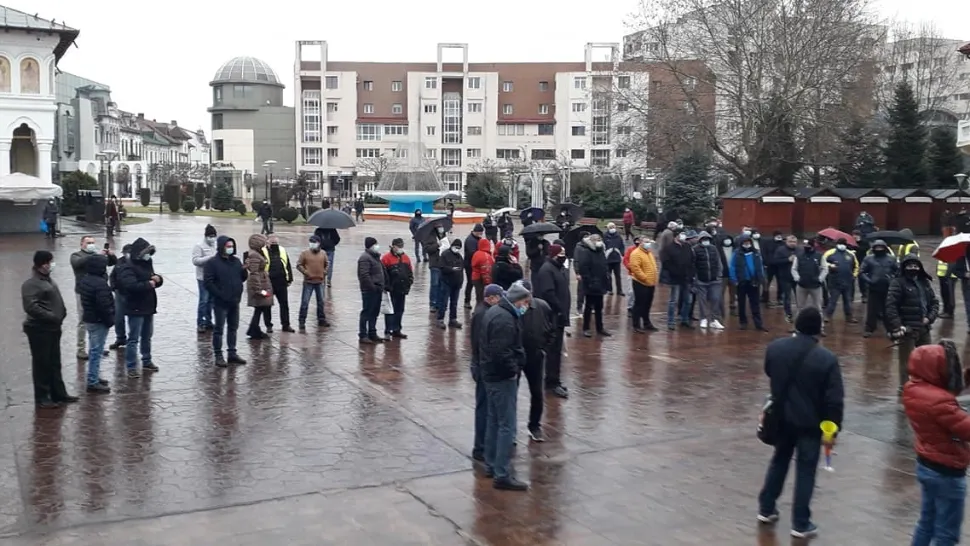 Minerii protestează în centrul orașului Tg. Jiu (sursă foto: Radio Infinit)