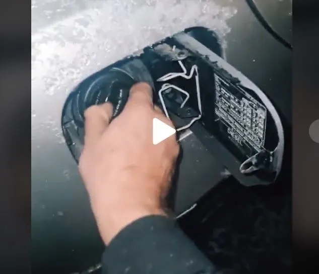 VIDEO – Trucul pe care cei mai mulți șoferi nu-l știu – Cum se alimentează corect mașină cu combustibil, fără să te murdărești