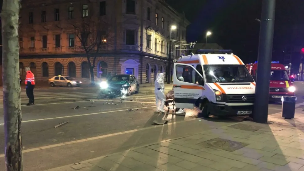 Ambulanță implicată într-un accident rutier