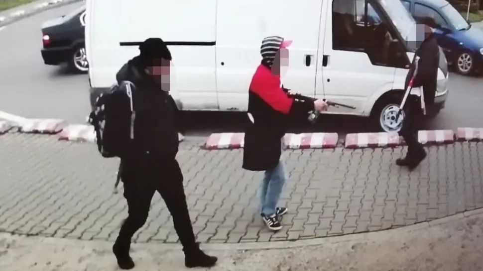 Un bărbat a ameninţat cu puşca oamenii în parcarea unui supermarket din sectorul 6