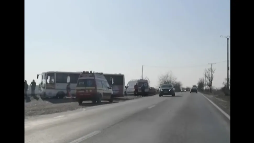 Autobuz cu 25 de oameni implicat intr-un accident cu un autoturims