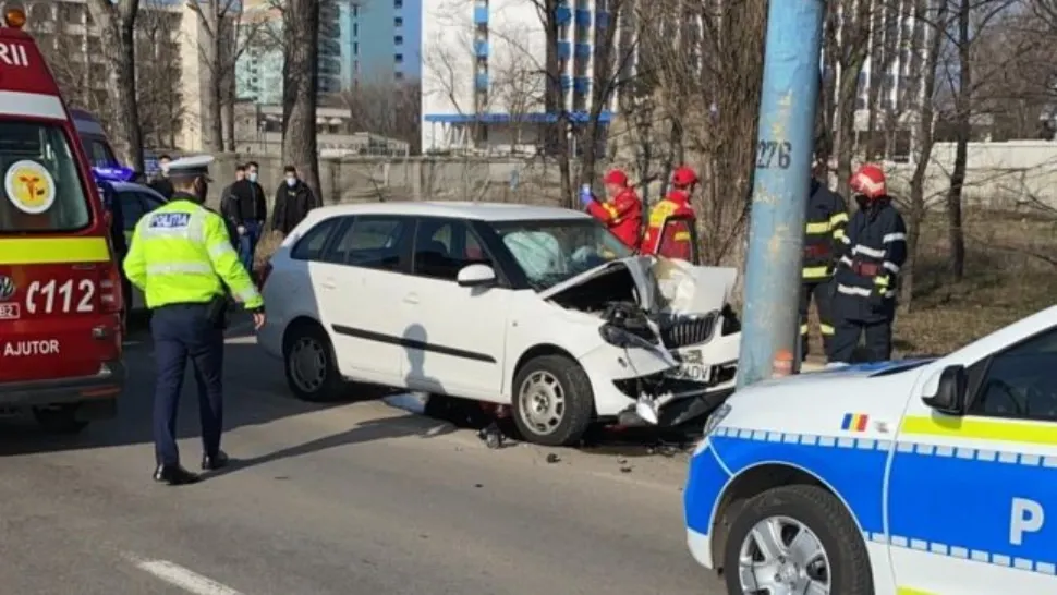 Unui constănțean i s-a făcut rău la volan și a intrat cu mașina în stâlp