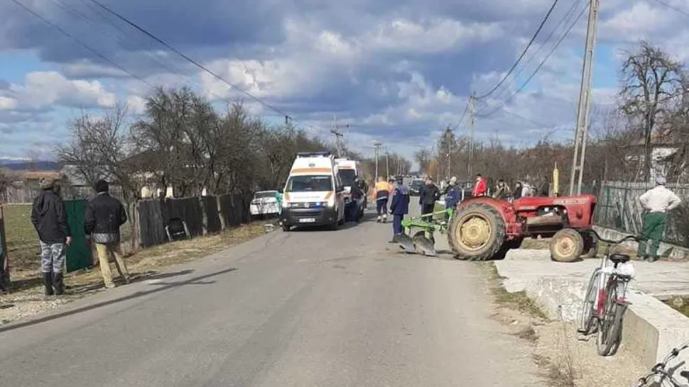 Un autoturism și un tractor s-au lovit frontal