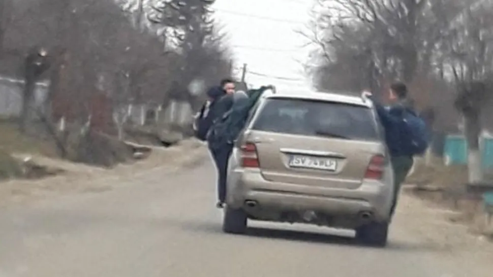 Elevi luați la ocazie de la școală... pe mașină Foto: Captură TV