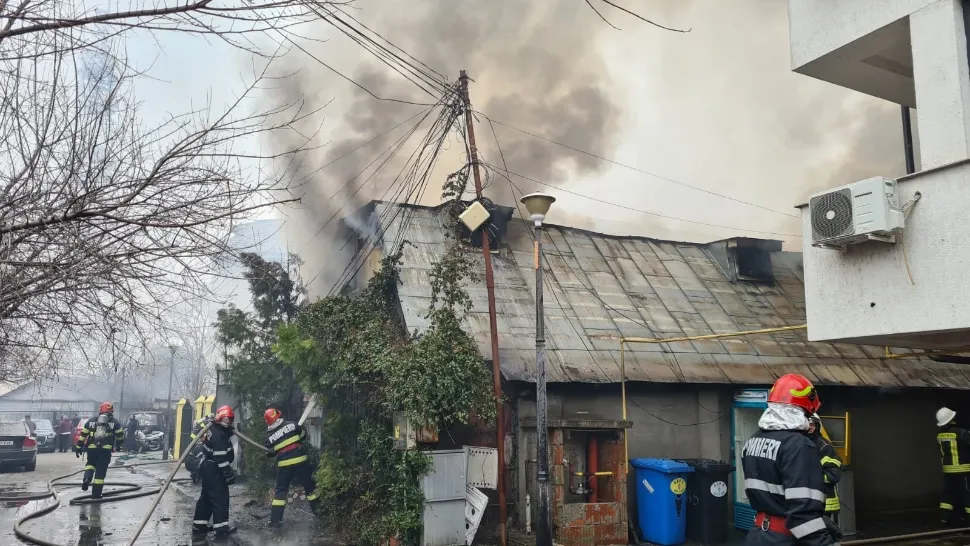 Un incendiu violent a cuprins luni după amiază un garaj în care erau depozitate anvelope