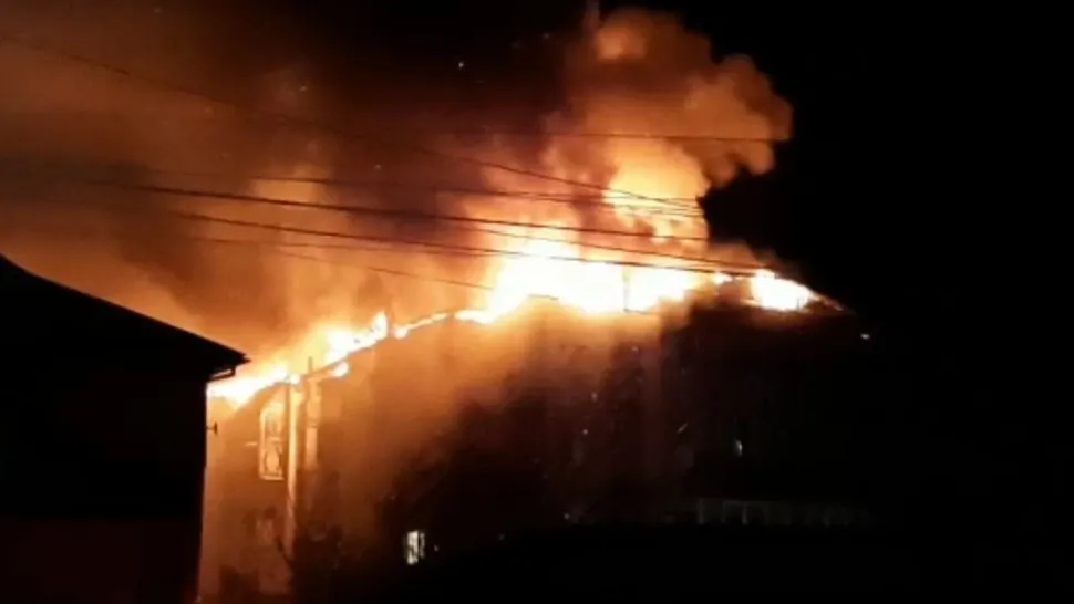 Incendiu la acoperișul unui bloc