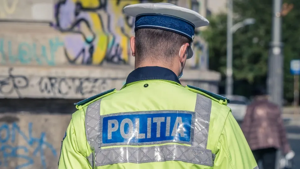 Sediul unei televiziuni, atacat cu pietre