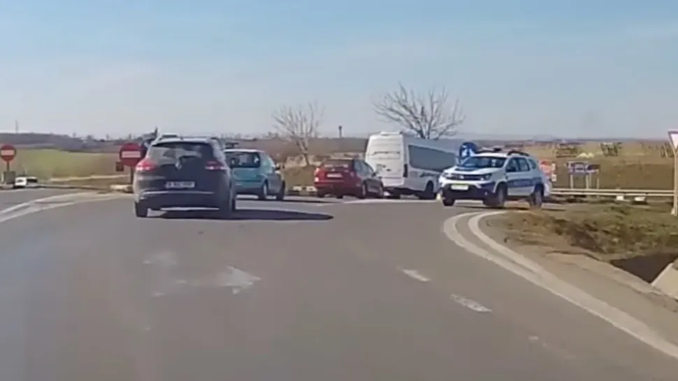 Autospecială Poliție pe contrasens la intrarea în Tecuci Foto: Facebook.com