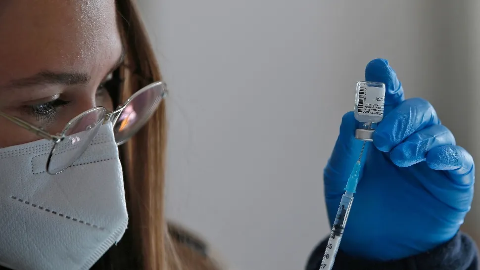 Tânărul a decedat la mai puţin de 48 de ore după administrarea celei de-a doua doze de vaccin Pfizer / Foto: Profi Media