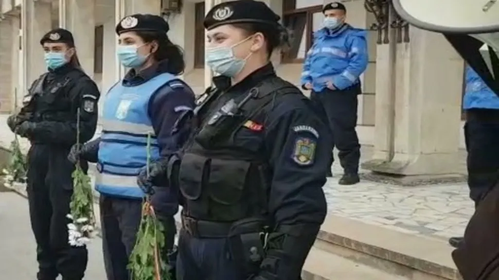 Femeile jandarm au primit flori de la protestatari, la Constanța