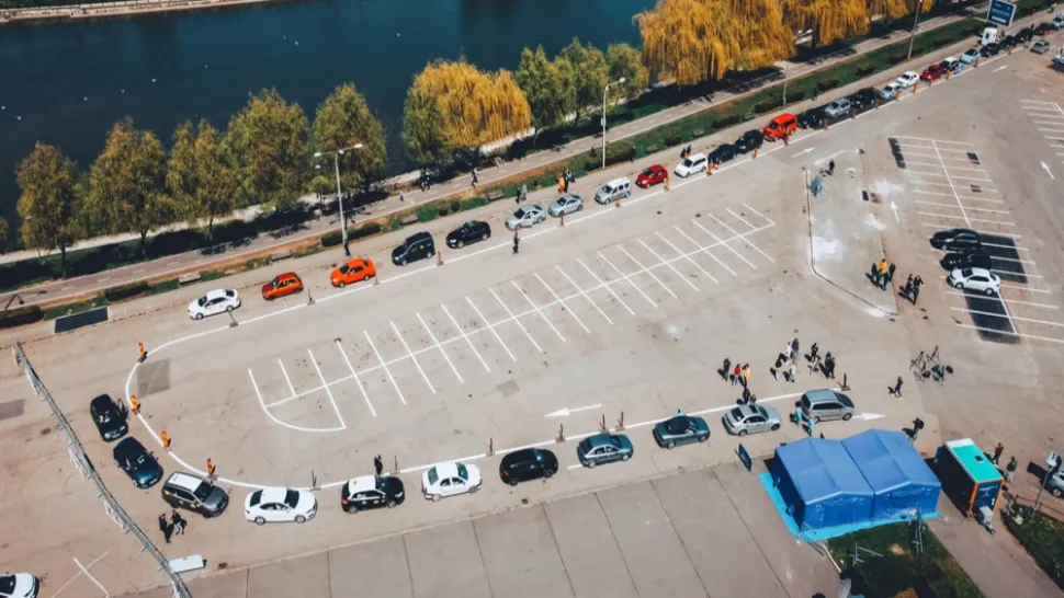 Coadă la centrul de vaccinare drive-thru din Cluj