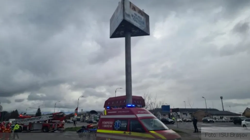 Un brașovean s-a urcat pe un stâlp publicitar și amenința că se sinucide. Foto/Captură video