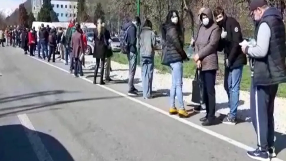 Coadă maraton vaccinare Brașov