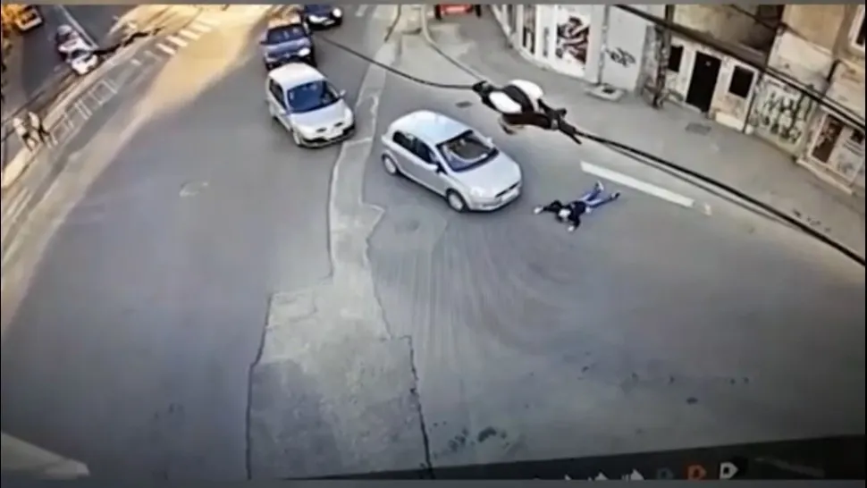 O femeie din București a încercat să-și însceneze propriul accident. N-a putut! Totul a fost filmat!. Caputră video