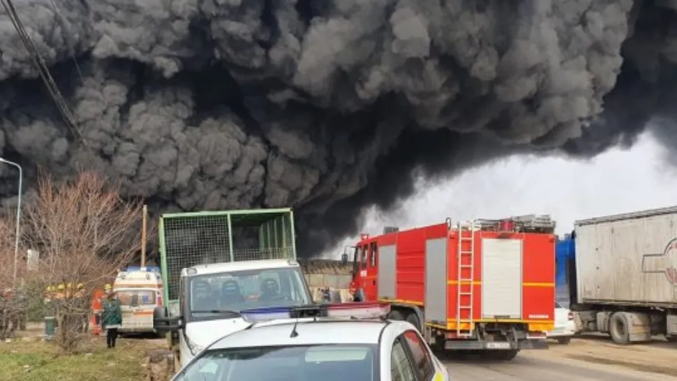 INCENDIU de proporții cu degajare de FUM gros la un centru de colectare PET Buzău! Intervenție dificilă a pompierilor