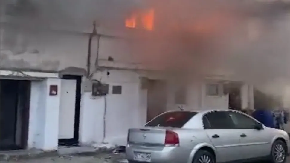 Un incendiu de proporţii a izbucnit într-un cartier din Constanţa