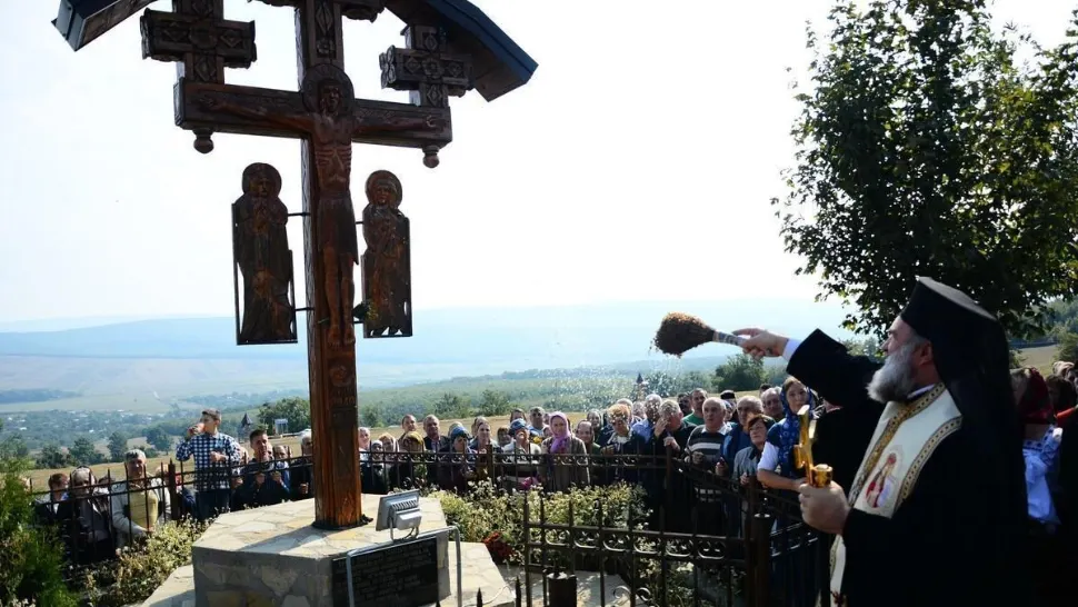 Procesiune uriașă la mânăstirea Hadâmbu - „Drumul Crucii”, parcurs de mii de credincioși în Joia Mare