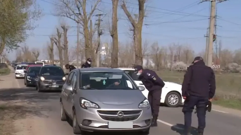 Sute de oameni, întorși din drum la intrarea în Cernica (foto: Digi 24)