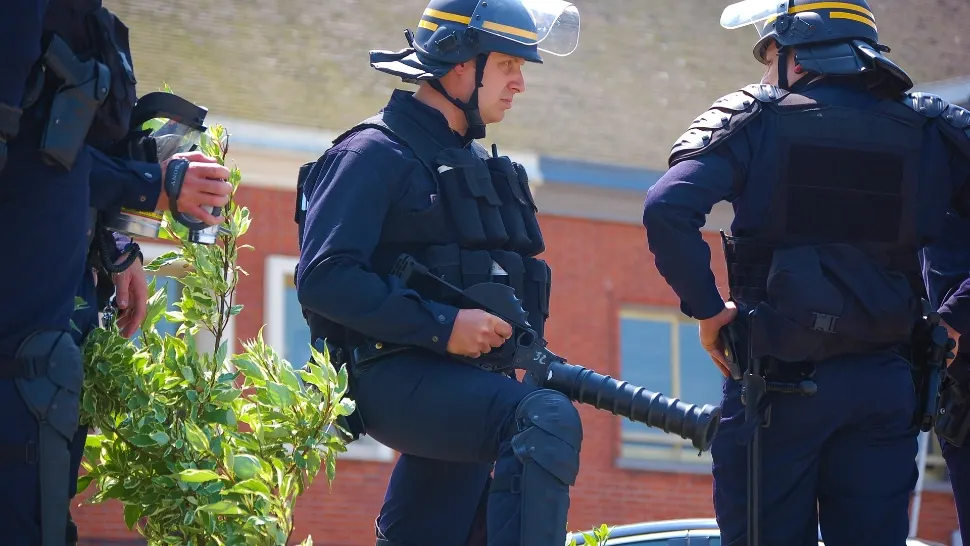 Un agent din trupele de elită ale poliției a recunoscut că este VIOLATOR în serie!