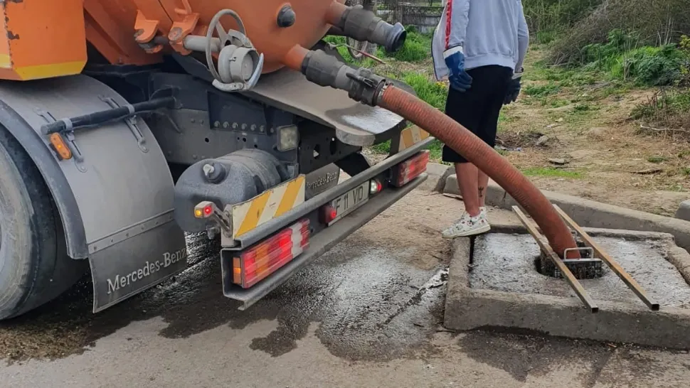 Vidanjele din Măgurele deversează dejecțiile direct în rîul Sabar. Foto/Apele Române