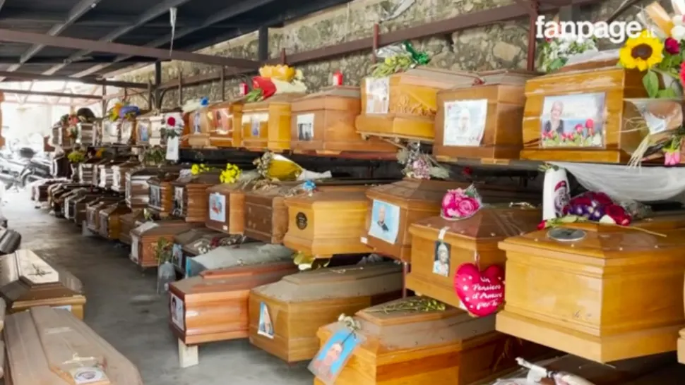 Sicrie înghesuite într-un depozit, la Palermo (foto: captura video FanPageItalia)