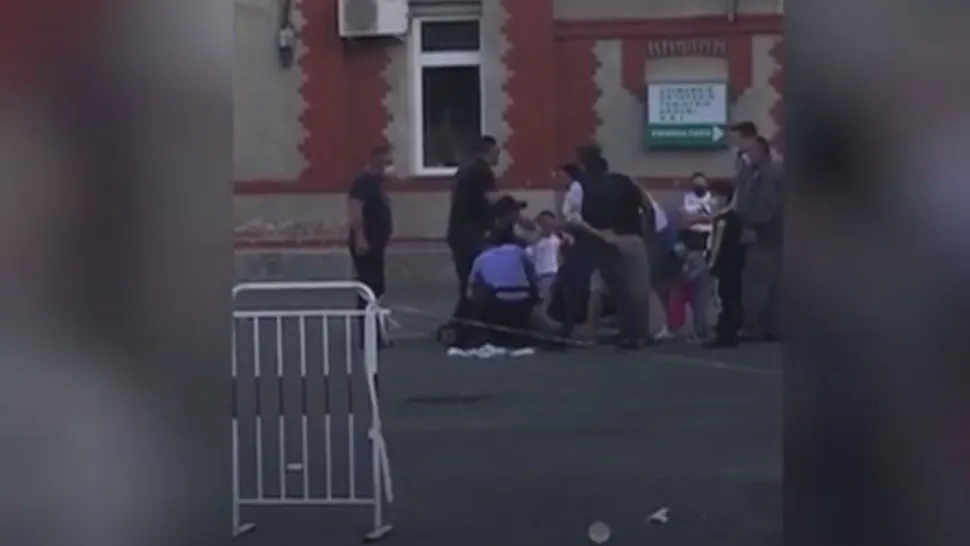 Bărbat încătușat de poliție după ce a agresat un medic de gardă.Foto/Captură video