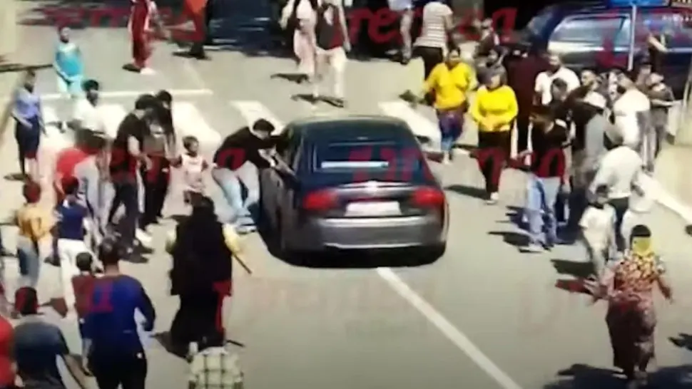 Bătaie în plină stradă între două clanuri rivale, într-o comună din Vaslui. Foto/Captură video
