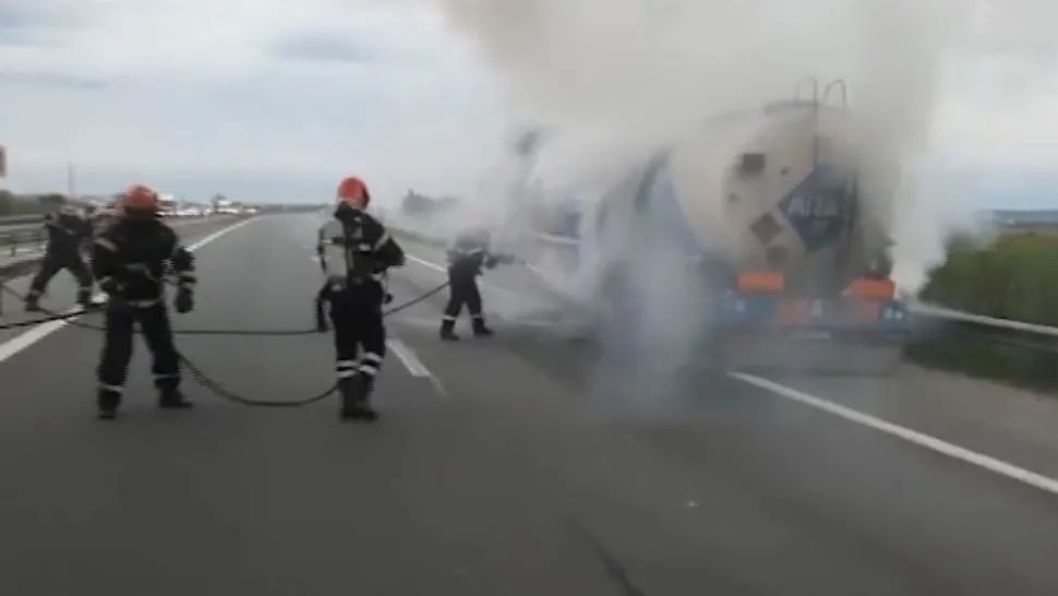 O cisternă încărcată cu 30 de tone de carburant a fost cuprinsă de flăcări