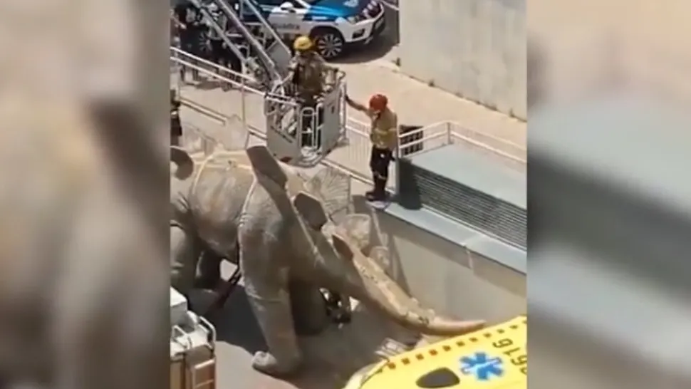 Un bărbat din Spania a fost găsit mort în trupul unui dinozaur decorativ