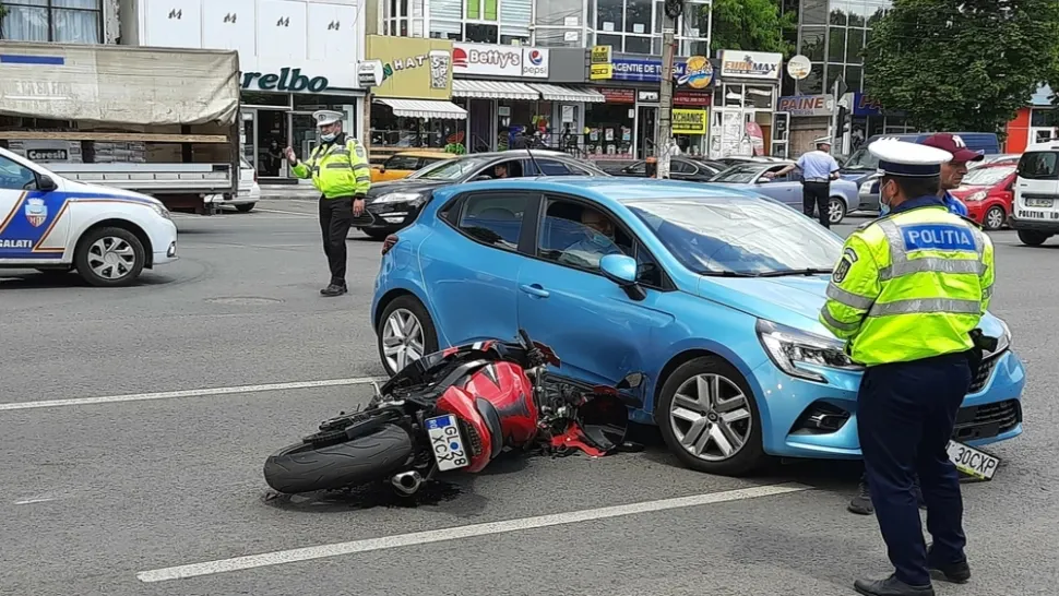 Un motociclist a fost grav rănit în urma impactului cu un autoturism. Foto/poliția