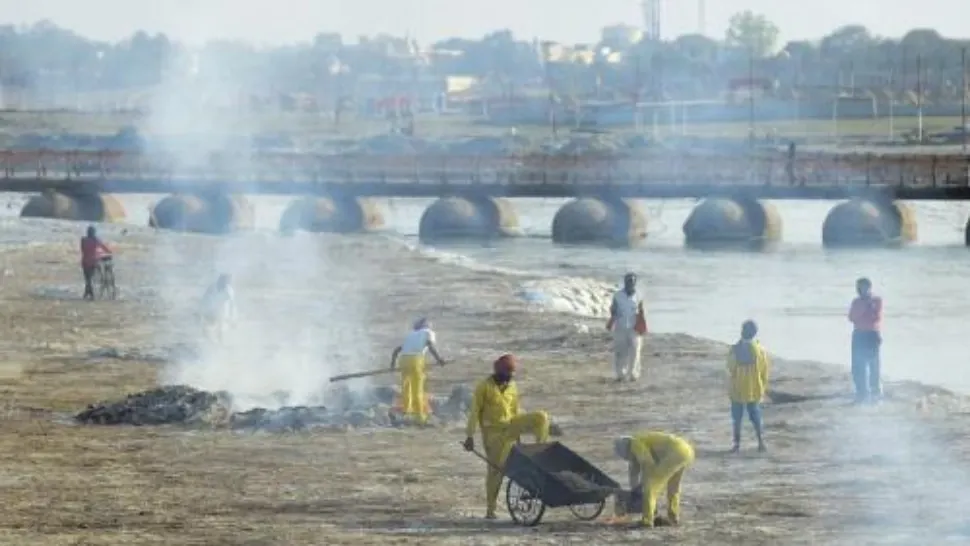 Fluviul Gange - acoperit de o plasă după descoperirea mai multor cadavre suspecte de COVID-19 Foto: Twitter.com