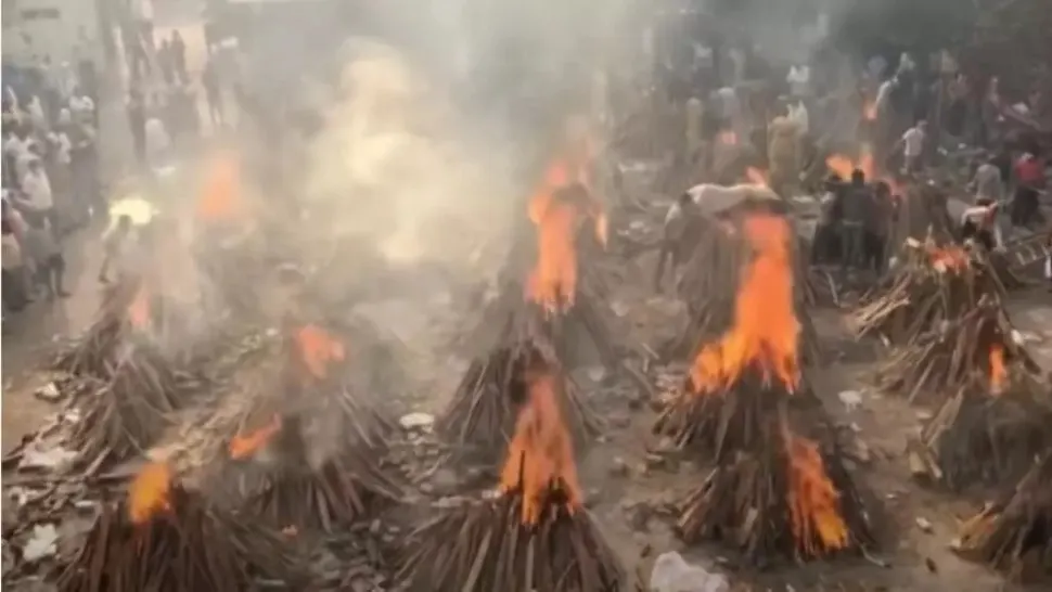 Trupurile victimelor COVID din India, incinerate