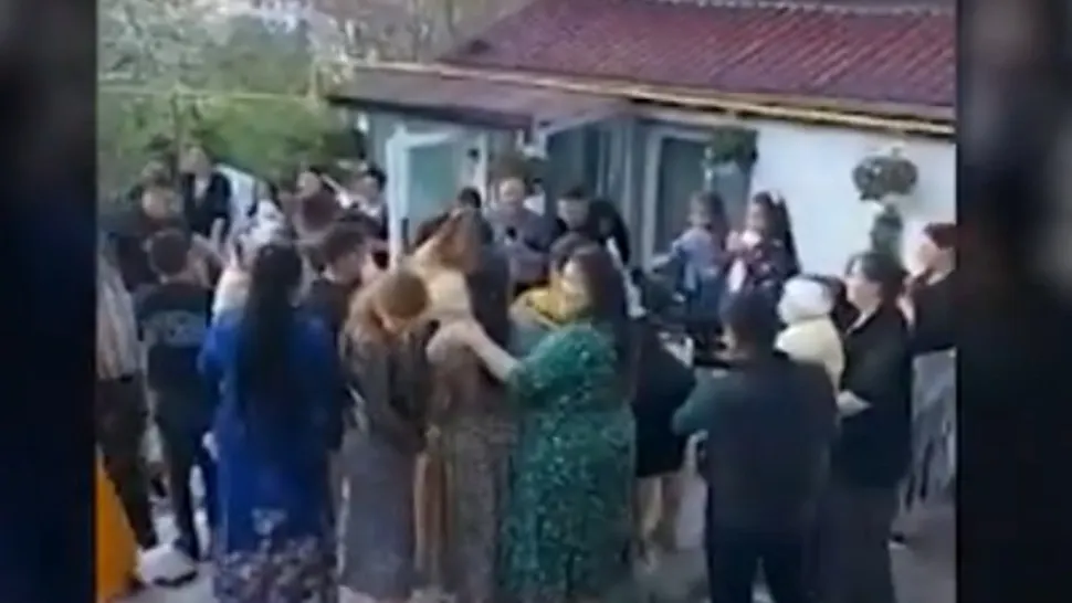 Petrecere întreruptă de polițiști după ce a fost transmisă online