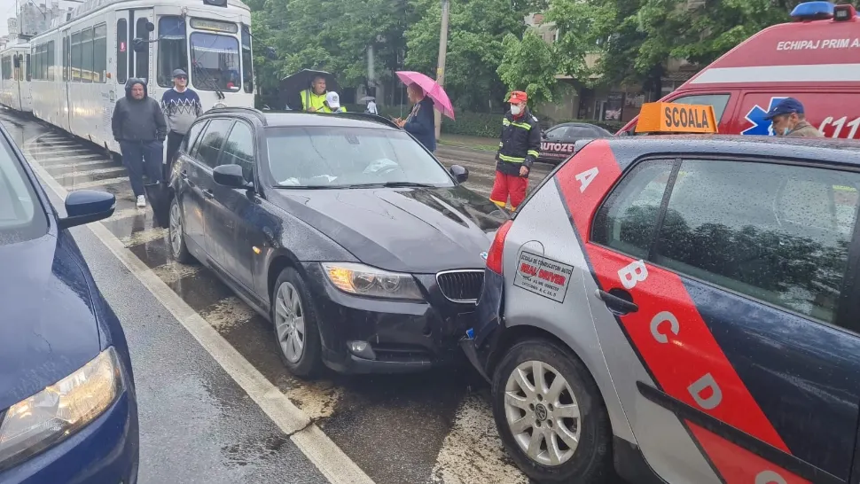 Șoferul a lovit 15 maşini şi un tramvai