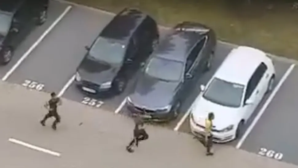 Agresorii fug, după ce și-au abandonat victima (captură video)