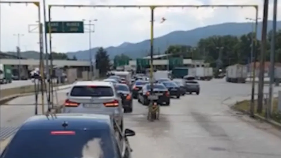 Coadă de autoturisme la granița spre Grecia (arhivă)