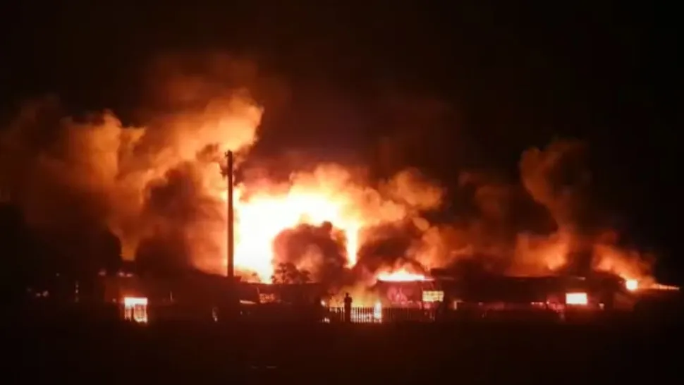 Incendiu la un depozit de mase plastice din Bârlad. Foto/Captură video