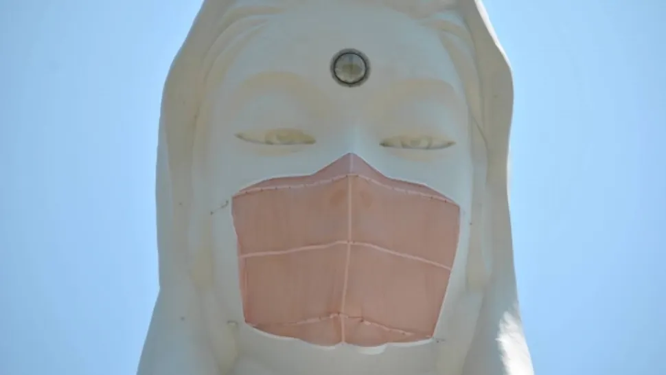 MASCĂ pusă pe statuia unei zeițe în Japonia, ca o rugăciune pentru sfârșitul pandemiei Foto: Twitter.com