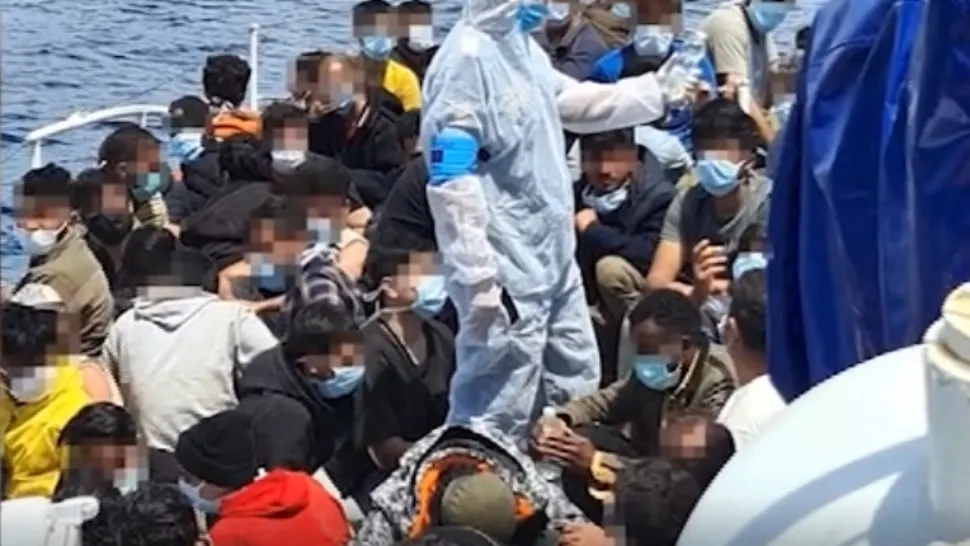 Sute de migranți de pe un vas ce risca să se scufunde, aduși la mal