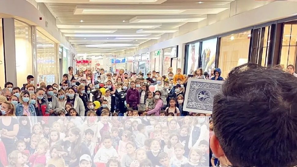 Spectacol fără distanțare într-un mall din București