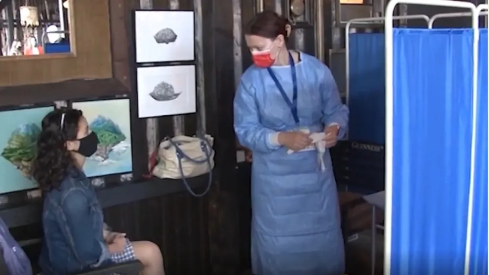 Maraton de vaccinare la terasă. Foto: captură Realitatea Plus