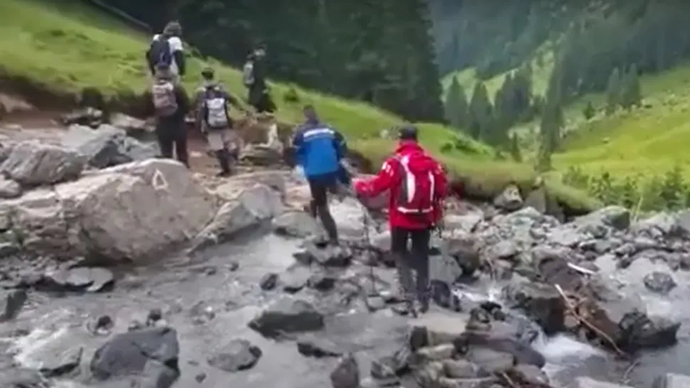 Operaţiune de salvare a patru tineri din Râmnicu Vâlcea. Foto: Captură video