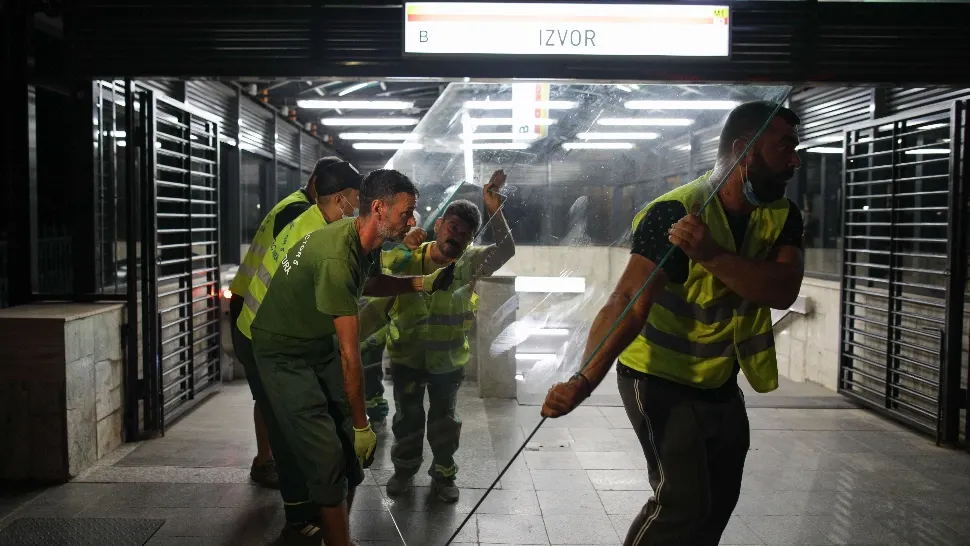 A început demolarea chioșcurilor la stația de metrou Izvor / Foto: Inquam Photos