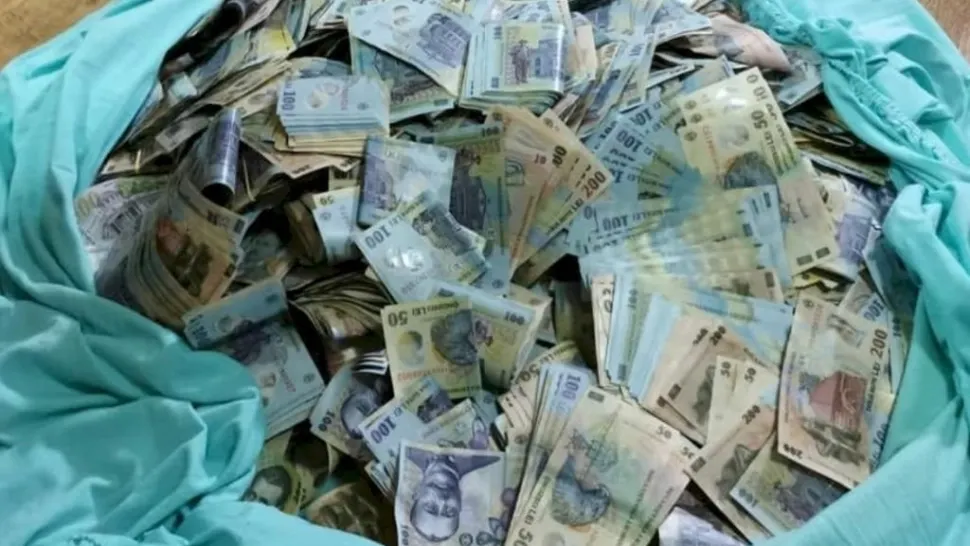 Un om al străzii din Botoșani a găsit la gunoi suma de 20.000 de lei